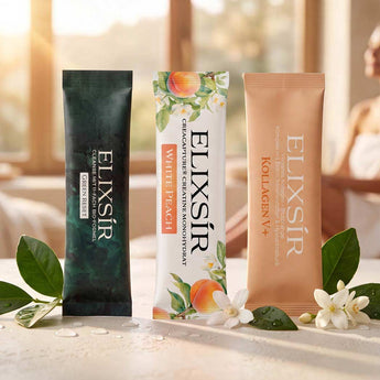 Drei Elixsír Pulver-Sticks zur Auswahl: Cleanse Greens, Kreatin White Peach und Kollagen V+ vor unscharfem Spa