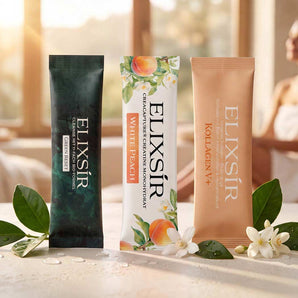 Drei Elixsír Pulver-Sticks zur Auswahl: Cleanse Greens, Kreatin White Peach und Kollagen V+ vor unscharfem Spa