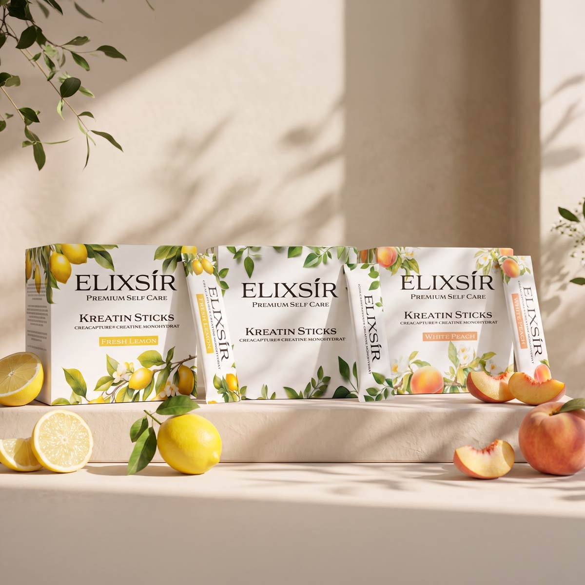 Die drei Elixsír Kreatin Sticks Sorten Fresh Lemon, Pure und White Peach als Faltschachteln auf Steinpodest mit Zitronen und Pfirsichen