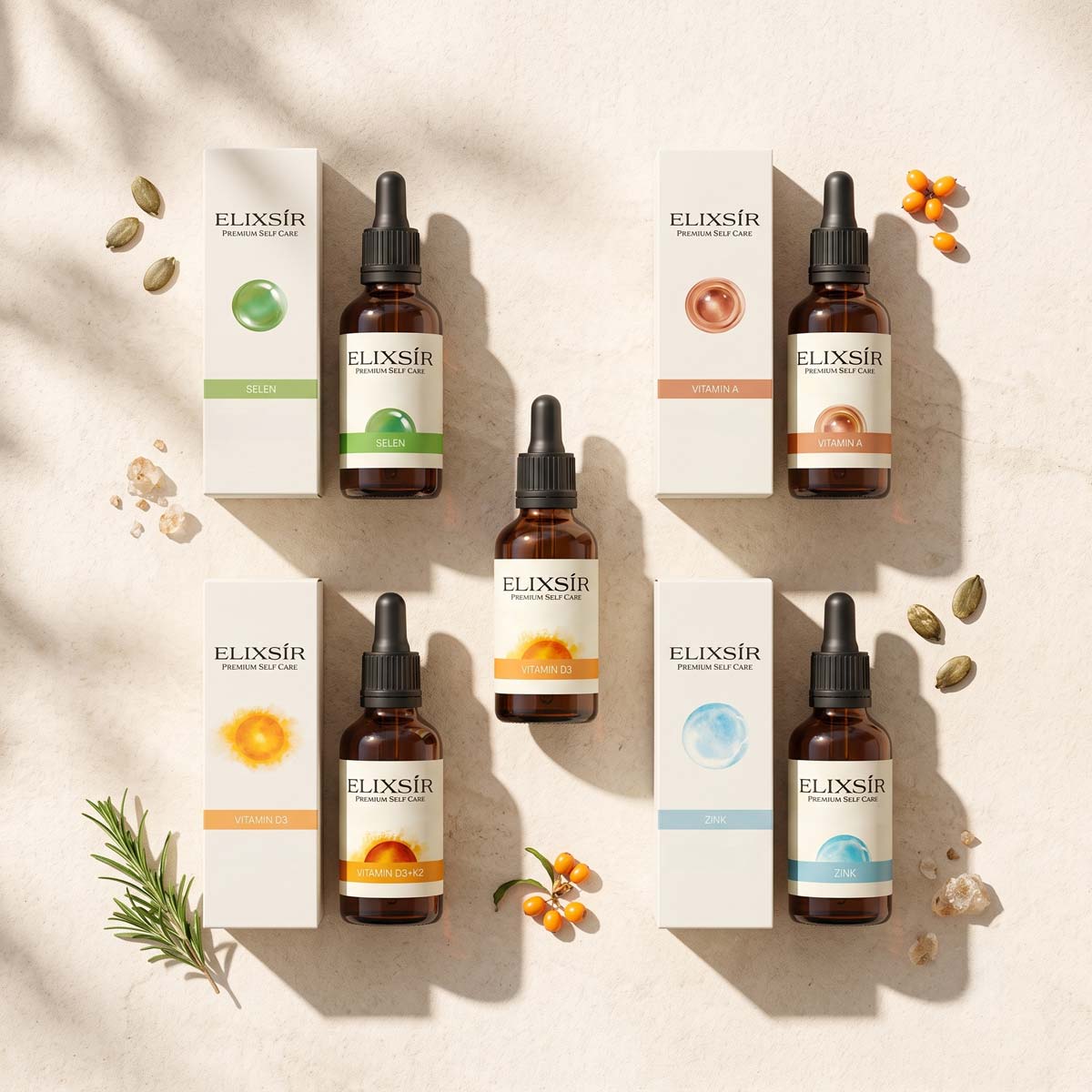 Fünf Elixsír Vitaltropfen mit Schachteln in der Draufsicht auf Sand mit Rosmarin, Sanddorn und Kürbiskernen